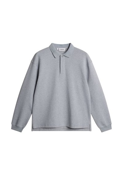 Jasnoszara koszulka polo z długim rękawem, z plisą na pojedynczy guzik, ściągaczami na mankietach, bocznymi rozcięciami i prostym dołem.