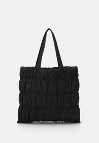 Czarna torba typu tote wykonana z fakturowanej tkaniny, z marszczonym wzorem i dwoma solidnymi uchwytami. Miękki, elastyczny materiał o gładkim wykończeniu.