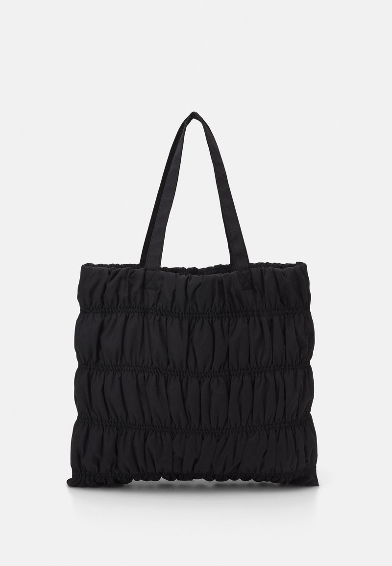 Czarna torba typu tote wykonana z fakturowanej tkaniny, z marszczonym wzorem i dwoma solidnymi uchwytami. Miękki, elastyczny materiał o gładkim wykończeniu.