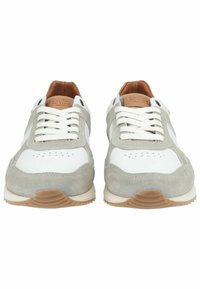 Graue und weiße Sneakers aus Wildleder und Leder, mit Schnürdesign, durchbrochenen Details an der Zehenpartie und einer Gummisohle.