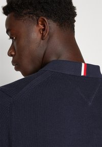Tommy Hilfiger CHAIN RIDGE STRUCTURE  - Poloshirts - desert sky