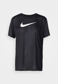 Camiseta negra de manga corta hecha de tejido suave, con un logo de Nike en blanco en el pecho. Cuello redondo clásico, corte holgado.