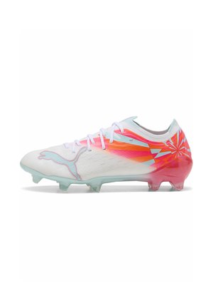 Crampon de football blanc avec une semelle bleu clair et un logo Puma, présentant des rayons géométriques roses et orange sur le talon et les côtés.