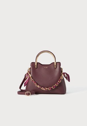 Bordeaux leren handtas met een gestructureerde vorm, gouden hardware, een gevlochten schouderband en een decoratieve sjaalaccent.