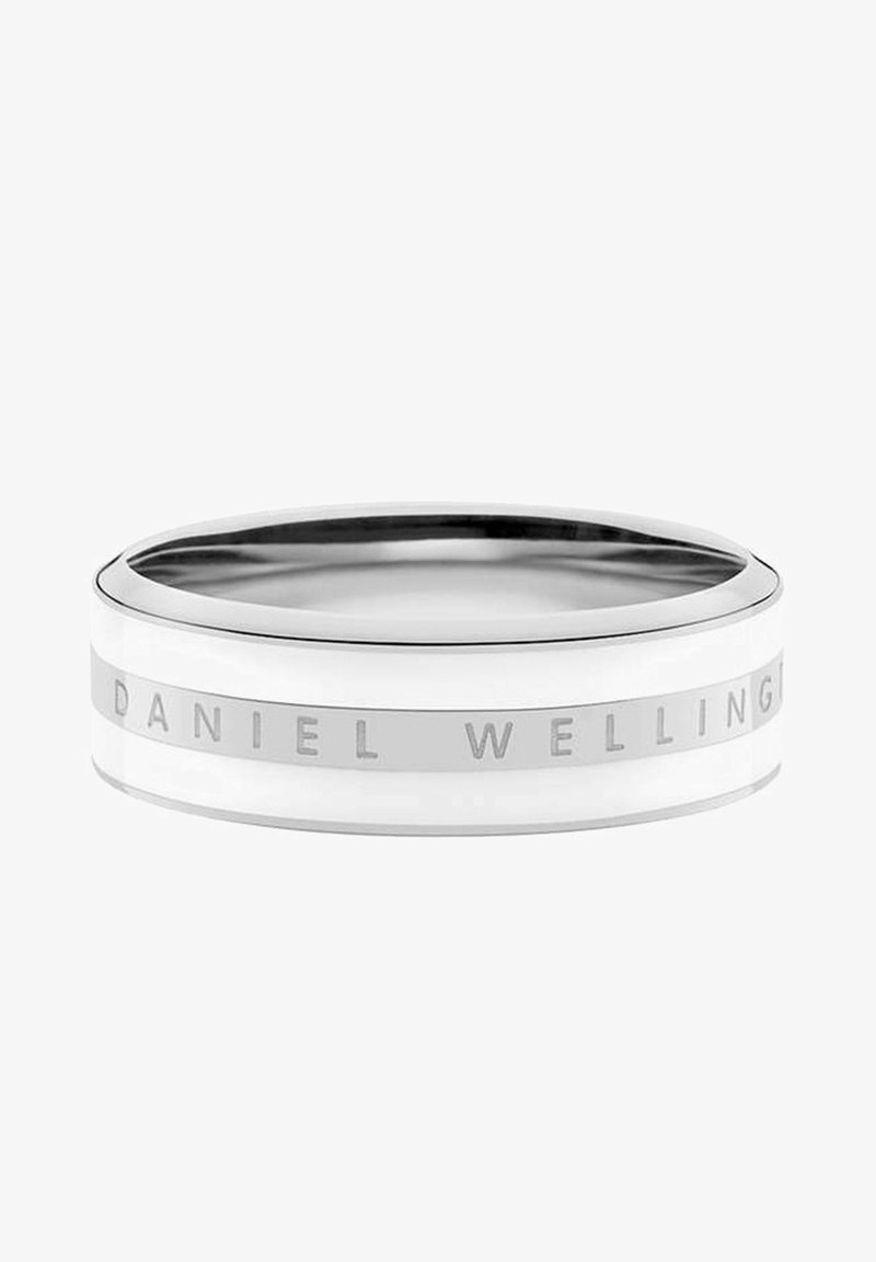 Hopeasävyinen metallisormus valkoisilla yksityiskohdilla, jossa on kaiverrettu "DANIEL WELLINGTON" -teksti. Suora pinta ja pyöristetyt reunat.