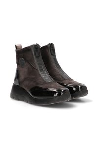 Botines de ante negro con una brillante puntera de charol, cierres de cremallera dobles y suela acolchada para mayor comodidad.