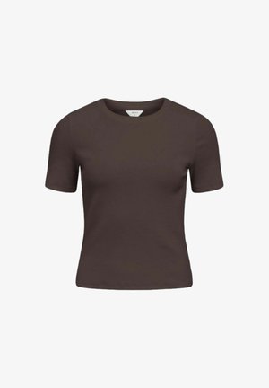Brązowy dopasowany t-shirt z krótkim rękawem i okrągłym dekoltem, z widoczną białą metką przy szyi, na białym tle.