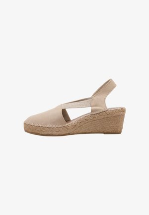 Sandaal de cuña de ante beige con correas elásticas laterales, mediasuela de yute trenzado y parte trasera cerrada. Presenta una punta redondeada y acentos cosidos.