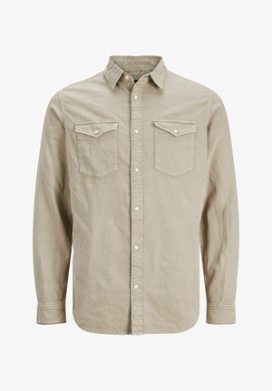 Beige pitkähihaisen nappikauluspaita, jossa on kaksi rintataskua napillisine läppineen, kaulus ja etupuolella painonapit.