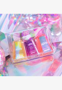 Pochette en plastique transparent contenant trois gels nettoyants pour les mains colorés : orange, violet et rose, avec des accents irisés et un étiquetage audacieux.