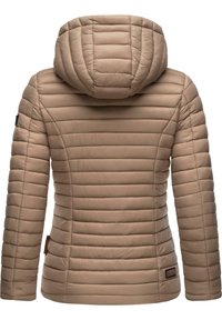 Veste matelassée beige avec un motif de couture horizontale, une silhouette cintrée, une capuche et une surface texturée. Présente un patch logo sur le côté.