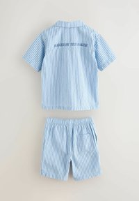 Ensemble chemise à manches courtes et short bleu clair avec de fines rayures verticales bleu marine et texte "BAKER BY TED BAKER" au dos de la chemise.