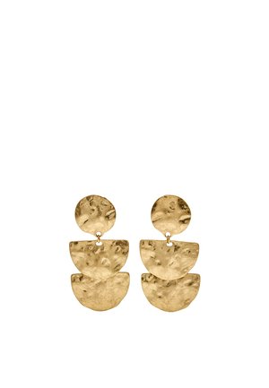 Kolczyki z metalu w kolorze złotym z fakturą młotkowaną, z trzema połączonymi geometrycznymi kształtami: jednym kołem i dwoma półksiężycami ułożonymi pionowo.