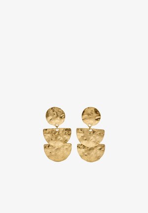 Kolczyki z metalu w kolorze złotym z fakturą młotkowaną, z trzema połączonymi geometrycznymi kształtami: jednym kołem i dwoma półksiężycami ułożonymi pionowo.