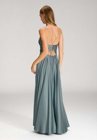 Maxikleid in gedämpftem Teal mit tailliertem Oberteil, zarten Trägern und offenem Rückendetail mit gebundener Verschlusstechnik. Satinmaterial mit glatter Textur.