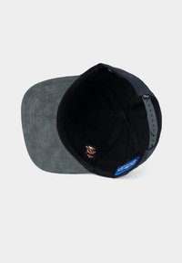 Schwarze Mütze mit einem grauen Schirm. Das Innere verfügt über einen strukturierten Stoff, gestickte Details und ein kleines gesticktes Design auf der Innenseite.