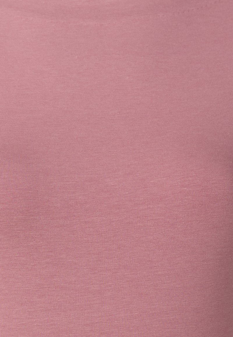Helles rosa, körperbetontes T-Shirt aus glattem, dehnbarem Stoff mit Rundhalsausschnitt; gleichmäßige Textur ohne sichtbare Nähte oder Muster.