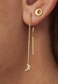 Goldene Ohrringe mit einem Kettendesign, das einen Halbmond-Anhänger und einen geraden Stab umfasst. Das Metall hat eine polierte Oberfläche und erscheint elegant.