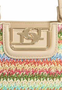 Kleurvolle geweven rieten handtas met een beige leren bovenkant en een gouden hardware logo accent. Geweven oppervlak met intrigerende patronen.