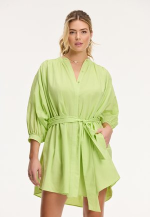 Abito button-up verde chiaro con cintura annodata, caratterizzato da maniche a palloncino e una vestibilità morbida, realizzato in un tessuto liscio con una leggera lucentezza.