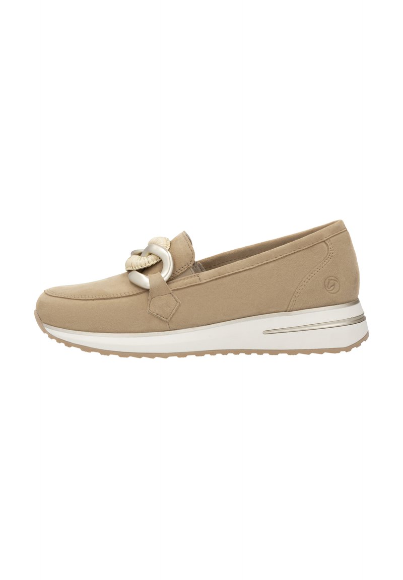 Beige instapschoenen van zacht stof, met een decoratieve knoopaccent. Witte rubberen zool met een subtiele metallic streep. Rond toelopende vorm.