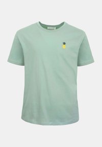 Ανοιχτό πράσινο κοντομάνικο μπλουζάκι με στρογγυλή λαιμόκοψη και μικρό κεντημένο κίτρινο ανανά στο αριστερό στήθος.