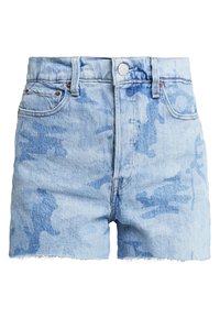 Pantalones cortos de mezclilla azul claro con estampado de camuflaje desvanecido, cierre frontal con botón, presillas para cinturón, bolsillos delanteros y dobladillo deshilachado.