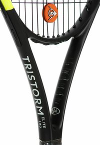 Zwarte tennisracket met de tekst "TRISTORM ELITE 100", ronde kop en oranje merklogo. Inclusief specificaties gedrukt op het frame.
