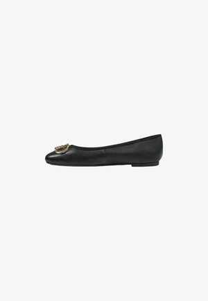 Ballerine in pelle nera con punta arrotondata, dotate di un dettaglio decorativo in metallo dorato sulla parte superiore per un tocco di stile in più.