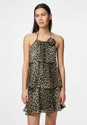 Leopardmönstrad halterneck-klänning med lager av volanger, med en blomstera dekoration vid halsringningen. Genomskinligt tyg med en flödande passform.