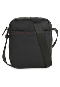 Bolso cruzado de cuero negro con superficie texturizada, costuras rojas y correa ajustable. Forma cuadrada compacta con cierre superior de cremallera.