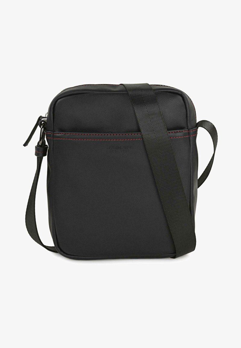 Bolso cruzado de cuero negro con superficie texturizada, costuras rojas y correa ajustable. Forma cuadrada compacta con cierre superior de cremallera.