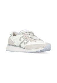 Sneaker bianco con accenti in suede, caratterizzato da un design curvo, lacci piatti e una suola in gomma testurizzata. Stile minimalista con dettagli grigio chiaro.