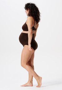 Soutien-gorge de maternité côtelé marron foncé et culotte taille haute, présentant un tissu doux, un design sans couture et des bretelles ajustables.