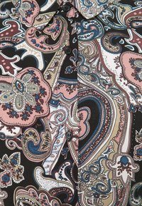 Czarna koszula z guzikami i wzorem paisley w odcieniach różu, niebieskiego i kremowego. Posiada kołnierz typu spread oraz gładką fakturę materiału.