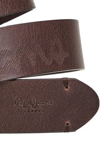 Braxni umetni usnjeni pas v rjavi barvi z teksturirano površino, v embossiranem zigzag vzorcu ter oznako z napisom "Pepe Jeans London" v teku.