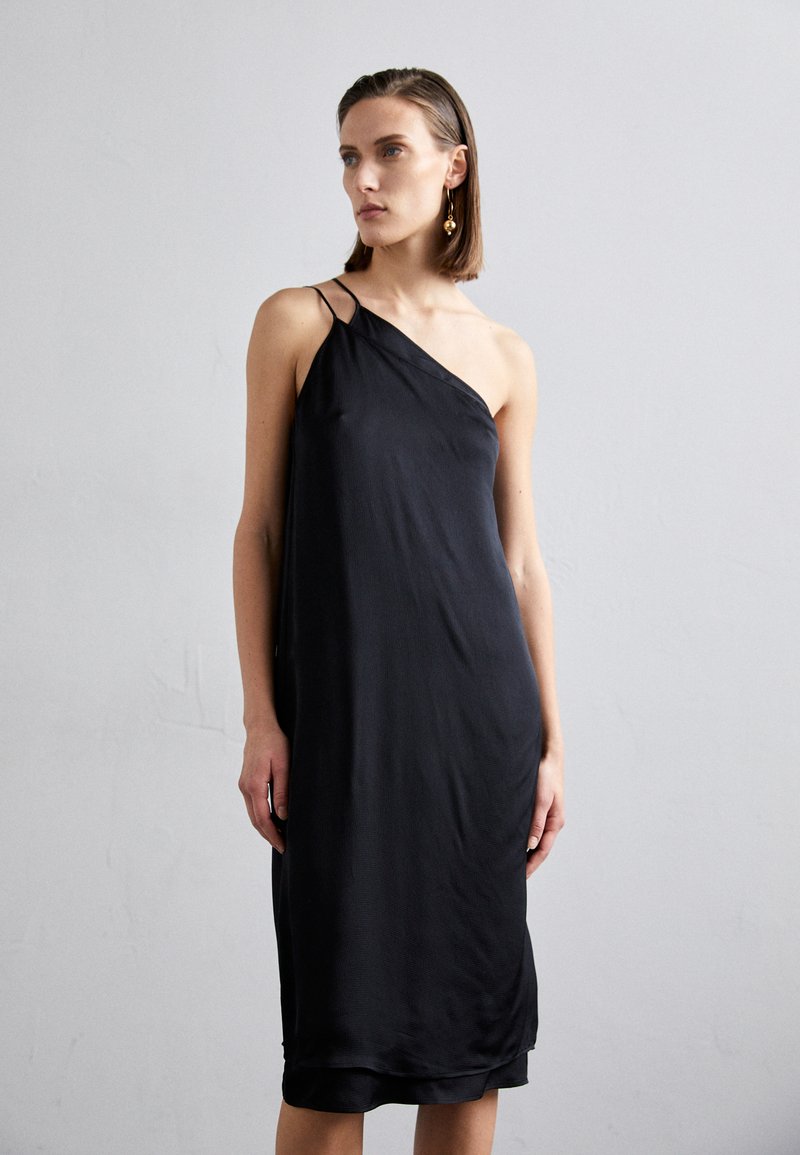 Filippa K - ASYMMETRIC SEERSUCKER DRESS - Kokteilinė suknelė / vakarėlių suknelė - black, Padidinti