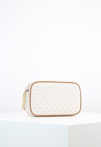 Borsa di tessuto bianca con motivo monogramma taupe, forma rettangolare, tracolla in catena dorata e bordi in pelle marrone.