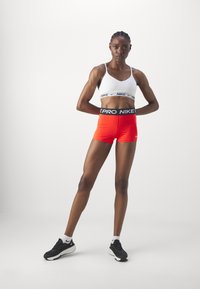 Nike Performance 365 SHORT - Leggings - light crimson/white