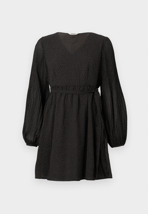 Robe noire avec un col en V, de longues manches bouffantes, une taille froncée et un motif subtil de léopard. Fabriquée en tissu texturé léger.