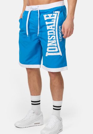 Shorts de bain bleus en matériau léger avec un cordon blanc, un ourlet blanc contrastant et de grandes lettres blanches "Lonsdale London".