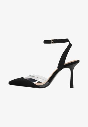 Czarny szpilka typu slingback z czubkiem w szpic, przezroczystym paskiem z akrylu, regulowanym paskiem na kostkę oraz teksturowanym materiałem zamszowym. Posiada obcas typu szpilka.