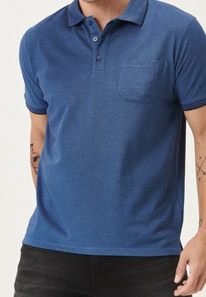 Niebieska koszulka polo o regularnym kroju, z krótkimi rękawami, kołnierzykiem, zapięciem na trzy guziki oraz kieszonką na piersi. Gładka, przypominająca bawełnę tekstura.