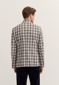 Männer Blazer aus Karostoff in Beige-, Blau- und Brauntönen; verfügt über einen Reverskragen, einen hinteren Schlitz und einen strukturierten Stoff für zusätzliche Details.