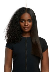 Femme avec la moitié de ses cheveux naturels et bouclés à gauche, et l'autre moitié lissée à droite, divisée par une ligne verticale en pointillés.