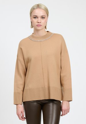 Maglione lavorato a maglia di colore marrone chiaro con un colletto a costine decorato con pietre decorative. Fit ampio con spalle scese e orli a costine.