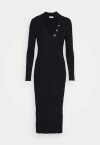 Dlouhá černá žebrovaná šaty s výstřihem do V a límcem, s třemi dekorativními knoflíky na levé straně, dlouhými rukávy a přiléhavým střihem.