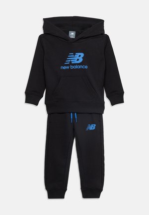 Μαύρο παιδικό σετ φόρμας New Balance με φούτερ και παντελόνι, με μπλε λογότυπο και κορδόνια, μακριά μανίκια, εμπρόσθια τσέπη και κουκούλα.