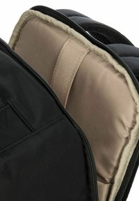 Zaino nero con apertura con cerniera, che rivela un compartimento beige imbottito e una fodera di tessuto chiaro. Presenta dettagli in texture.
