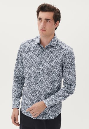 Cămașă pentru bărbați cu mânecă lungă, într-un model floral albastru și alb, cu guler cu nasturi și margine dreaptă, având manșete ajustabile.